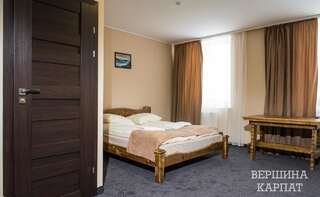 Отель Vershyna Драгобрат Двухместный номер с 1 кроватью или 2 отдельными кроватями, вид на горы-1